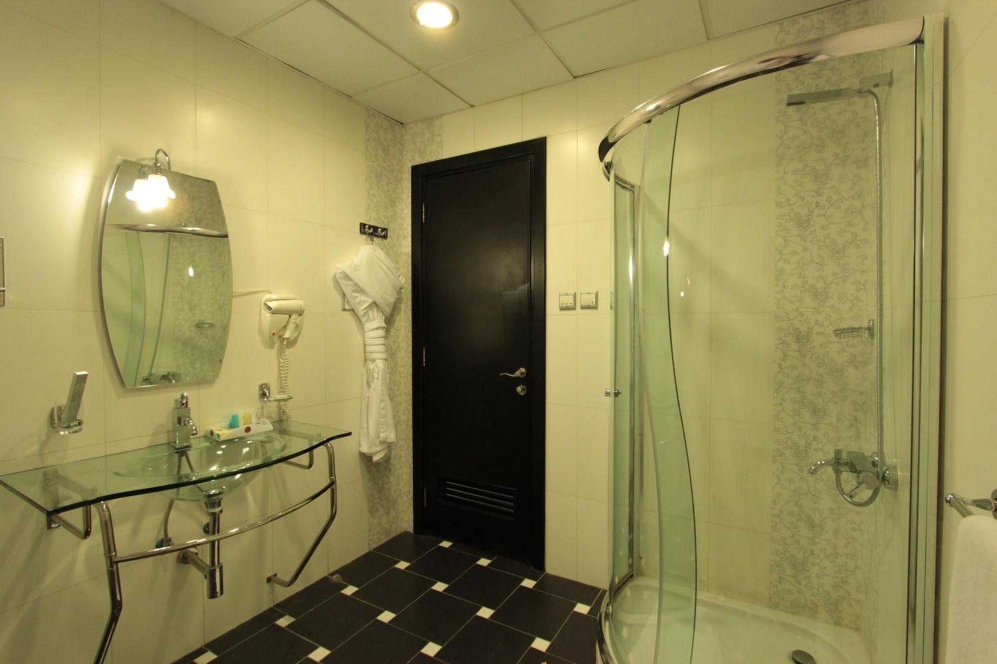Awaliv International Hotel Ta'if Pokój zdjęcie A shower cubicle