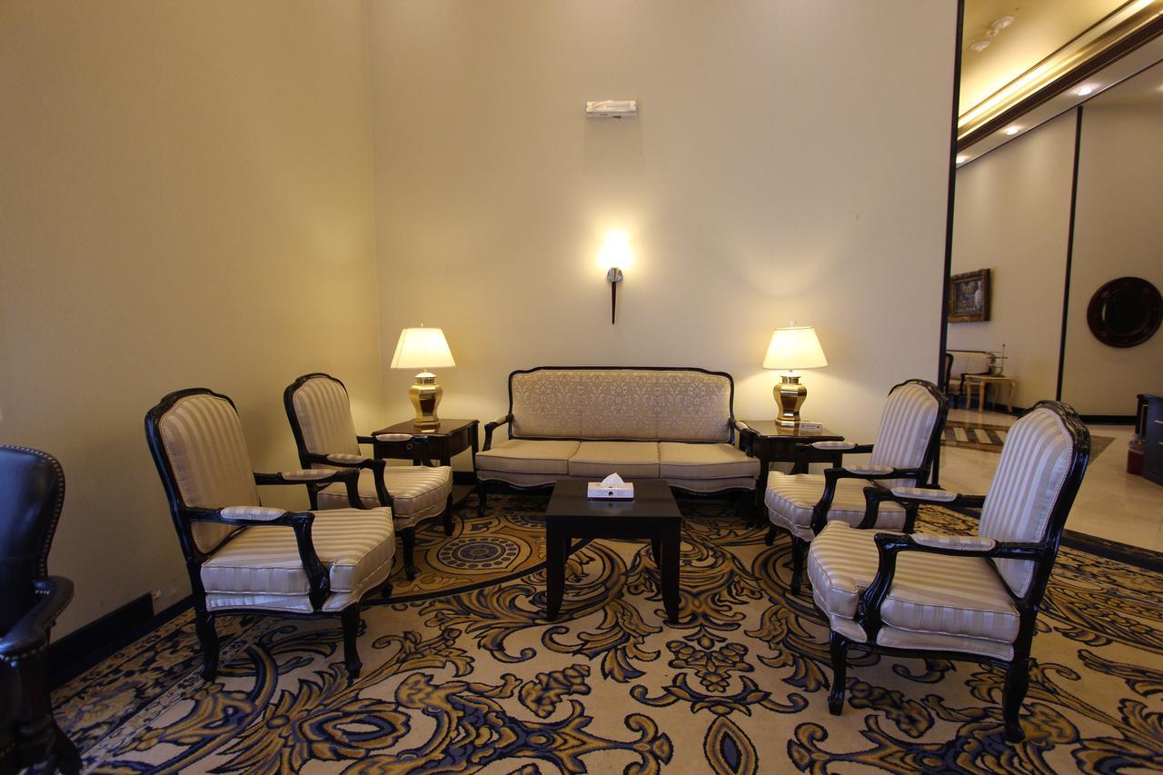 Awaliv International Hotel Ta'if Zewnętrze zdjęcie A living room in the hotel