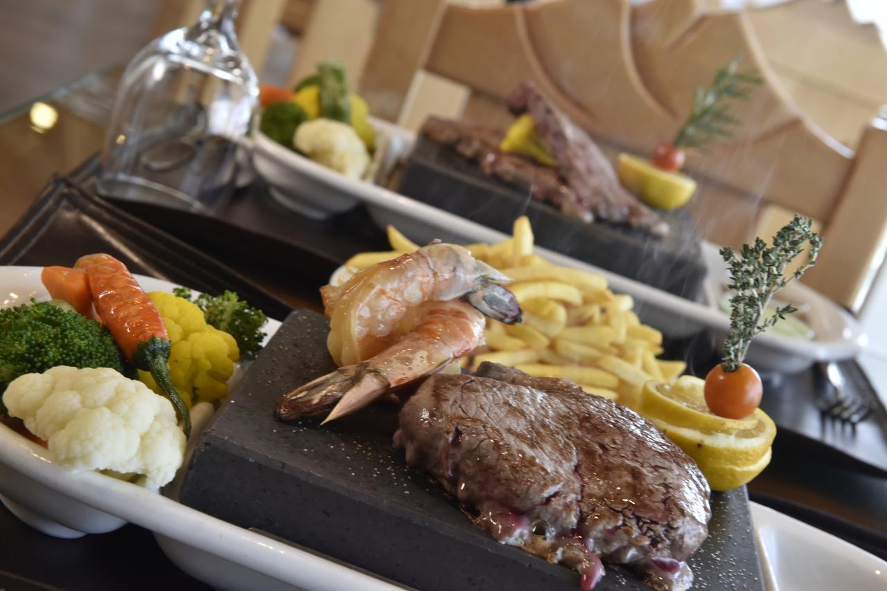 Awaliv International Hotel Ta'if Zewnętrze zdjęcie A steak and shrimp dinner